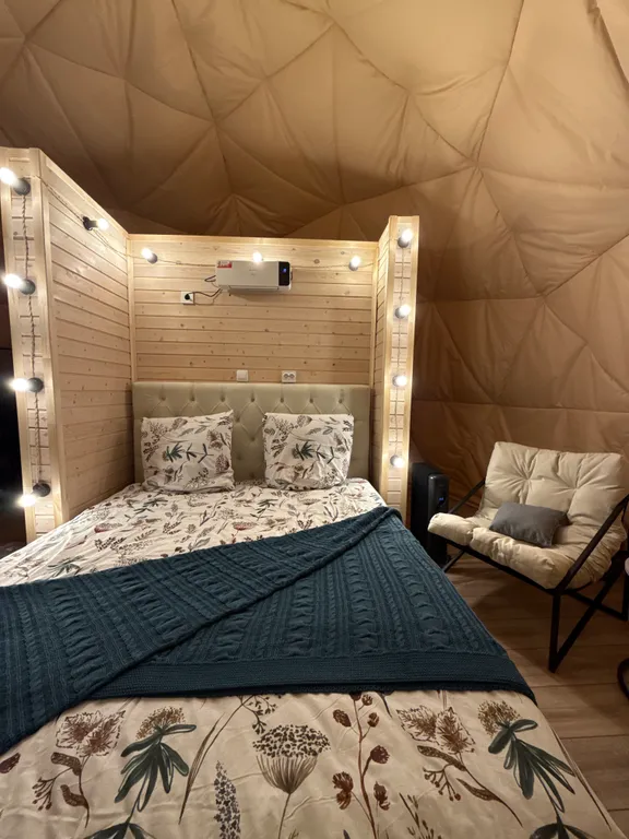 Купольный домик в окружении леса