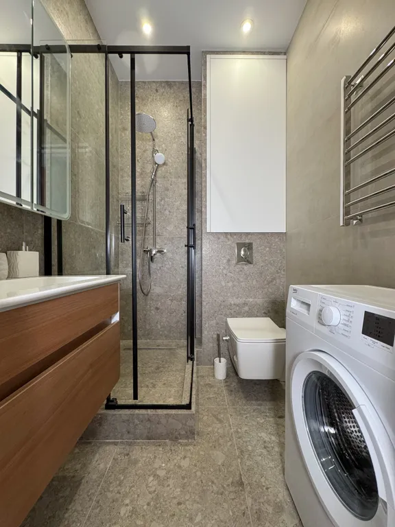 Яркая студия с видом на море