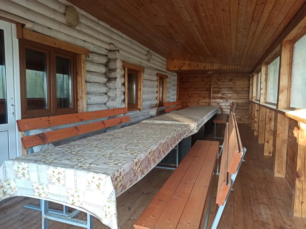 Двухэтажный дом за городом