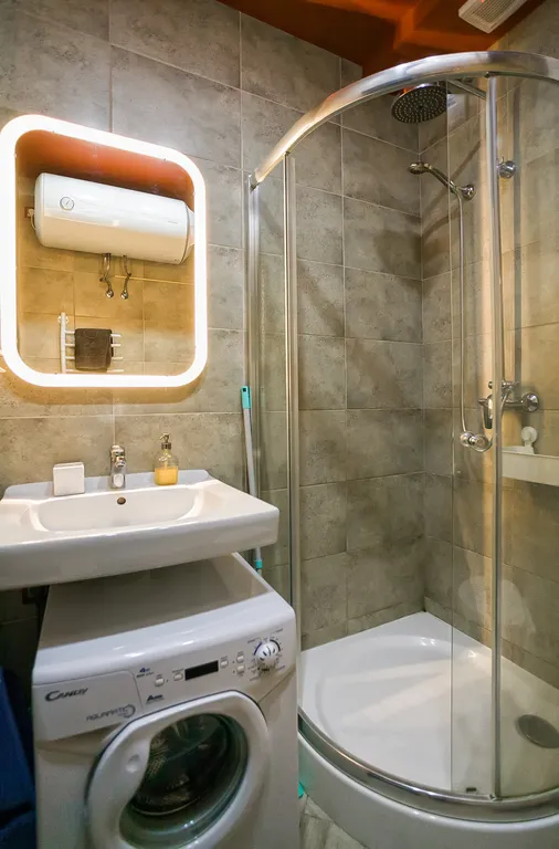 Современная студия с балконом у моря