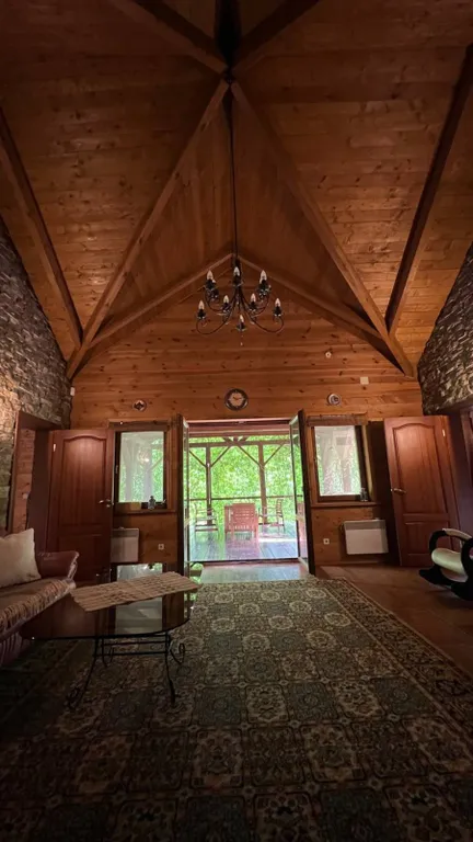 Уединённый хутор в лесу у реки с баней и камином