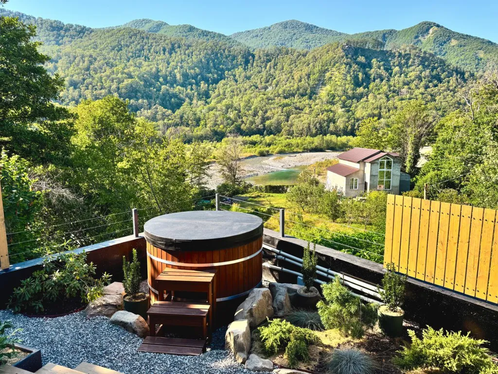 Дом Тишина в горах с горячей купелью на берегу живописной реки