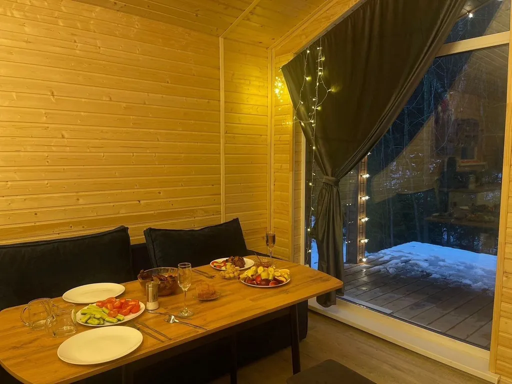 Дом с баней и ванна в лесу