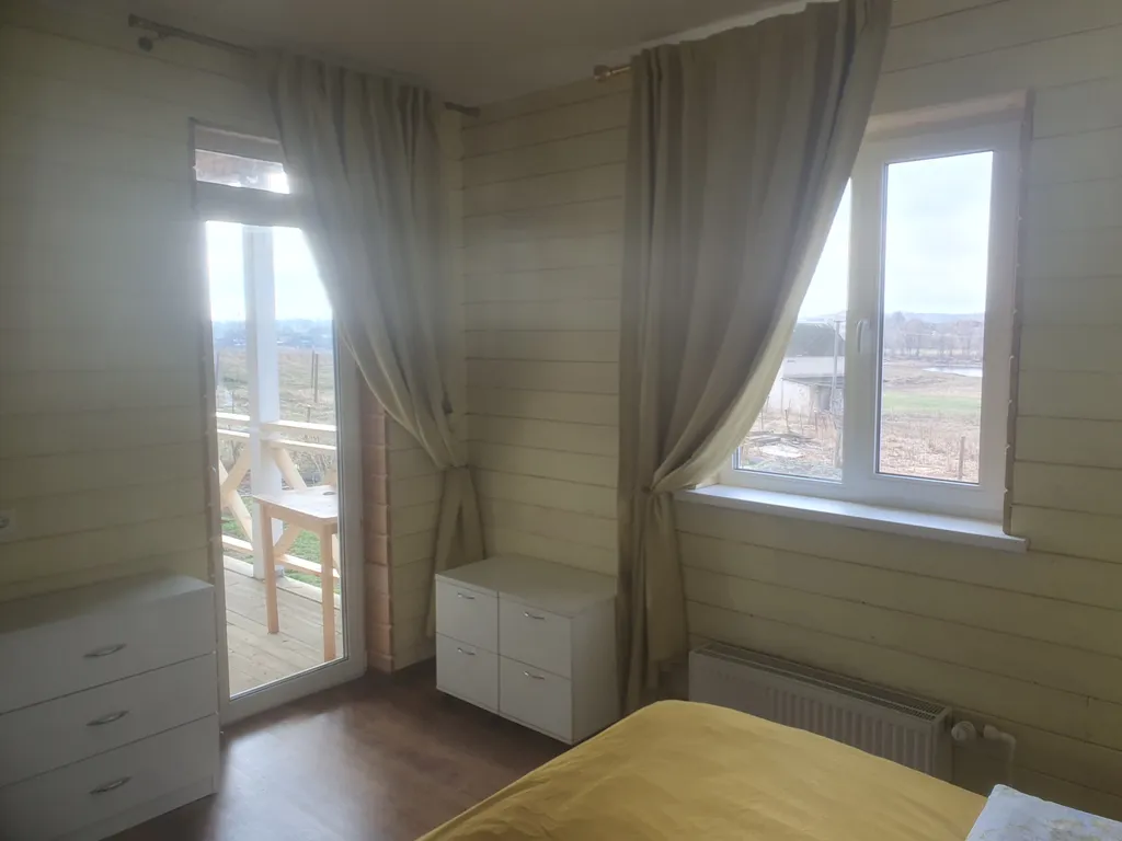 Благоустроенный дом на берегу реки