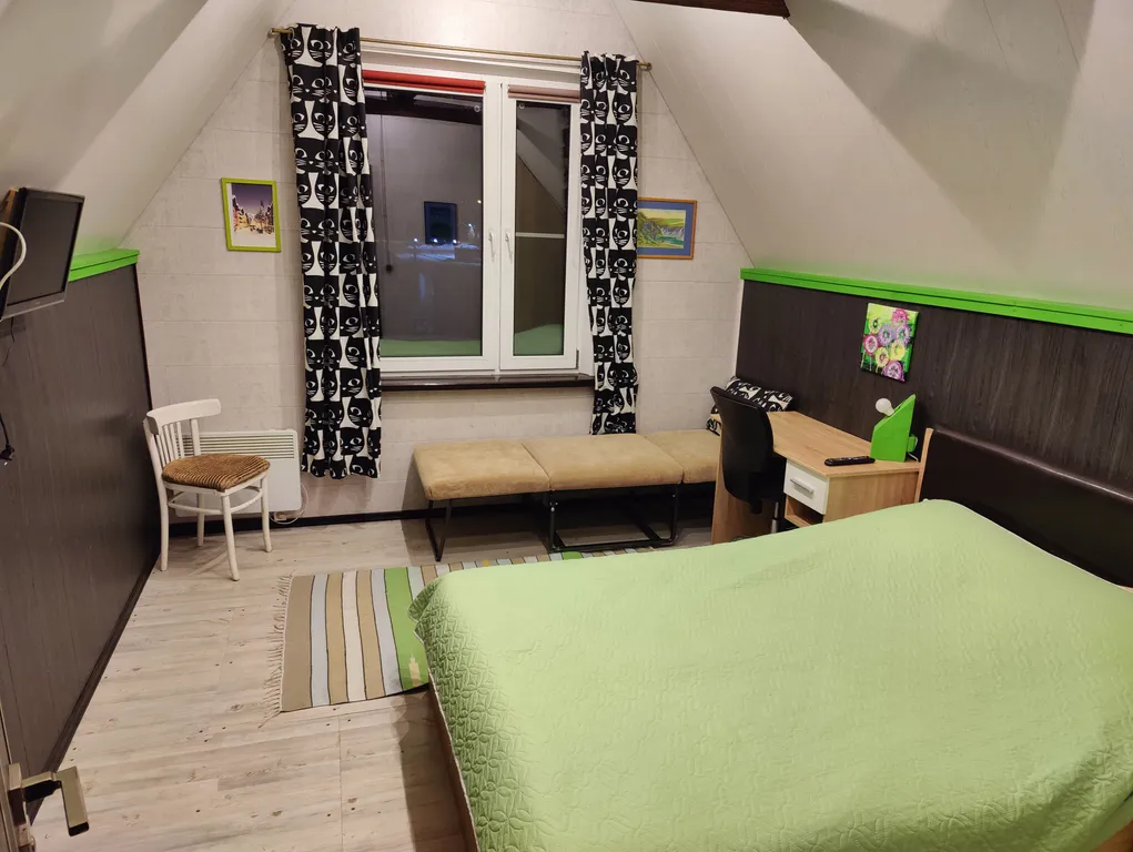 Современный дом с уличной подогреваемой купелью и сауной