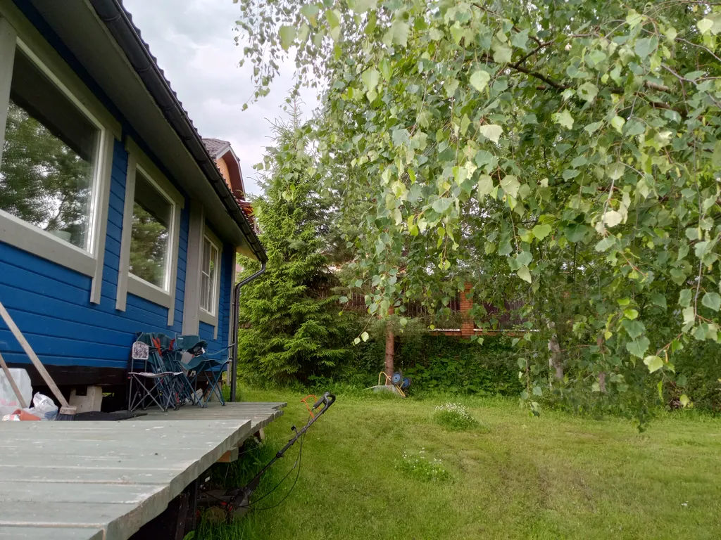 Уютный дом на краю города