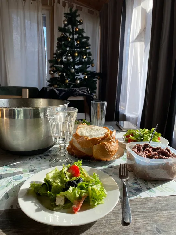 Большой дом с видом на озеро