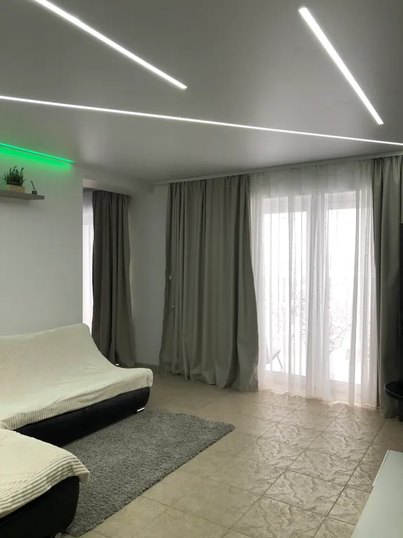 Коттедж Neon с видом на горы, подогреваемым бассейном, баней, чаном