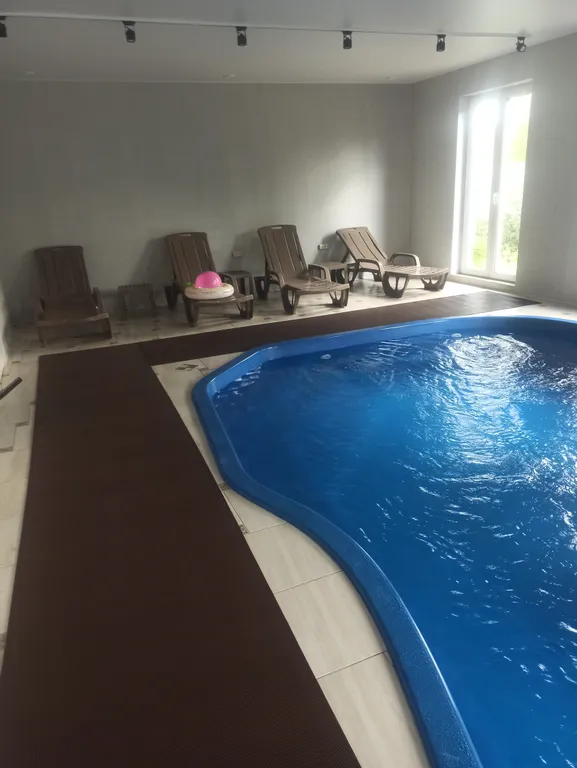 Дом с бассейном