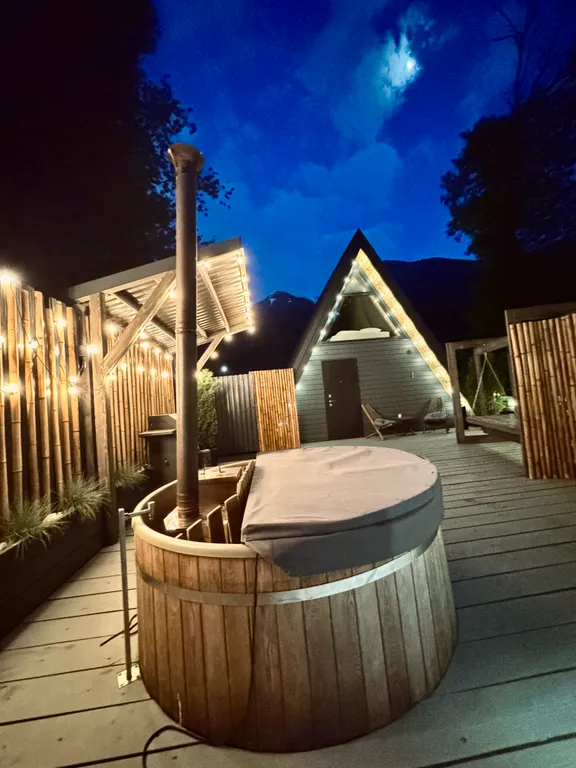 Уютное шале на берегу ручья с баней и купелью на уединенной террасе