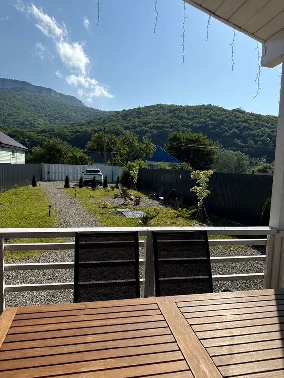 Новый дом с собственной территорией и видом на горы