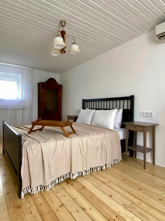 Загородный дом с садом и бассейном