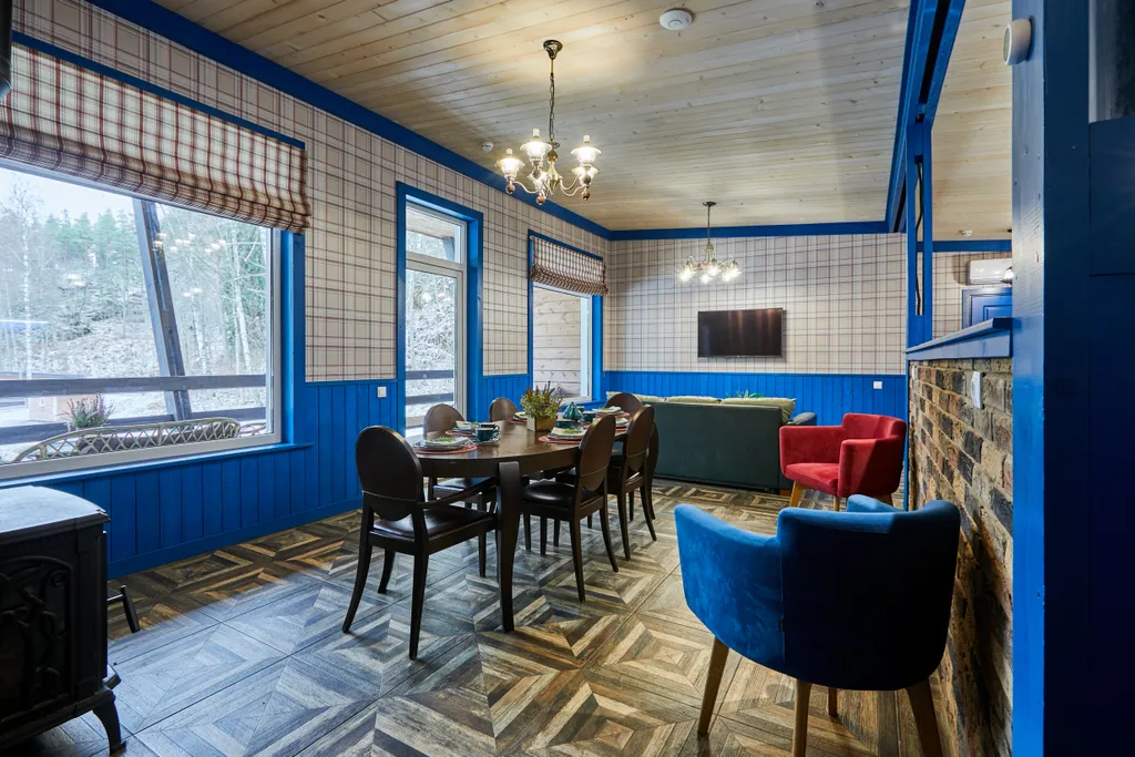 Большой коттедж с 5 спальнями, камином и террасой, Василек