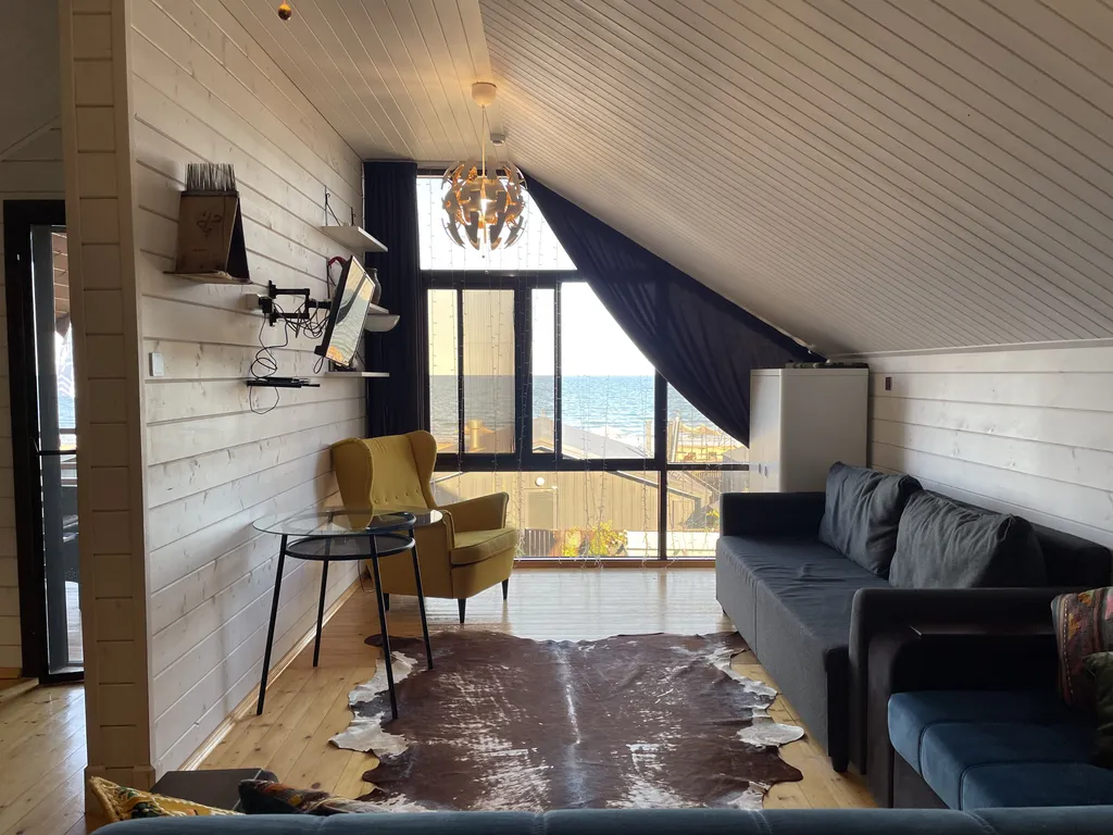 Двухэтажный гостевой дом на берегу моря