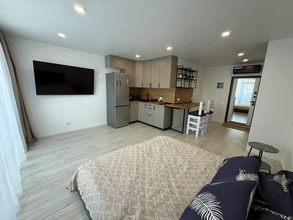 Уютная студия в центре города с видом на лес и море