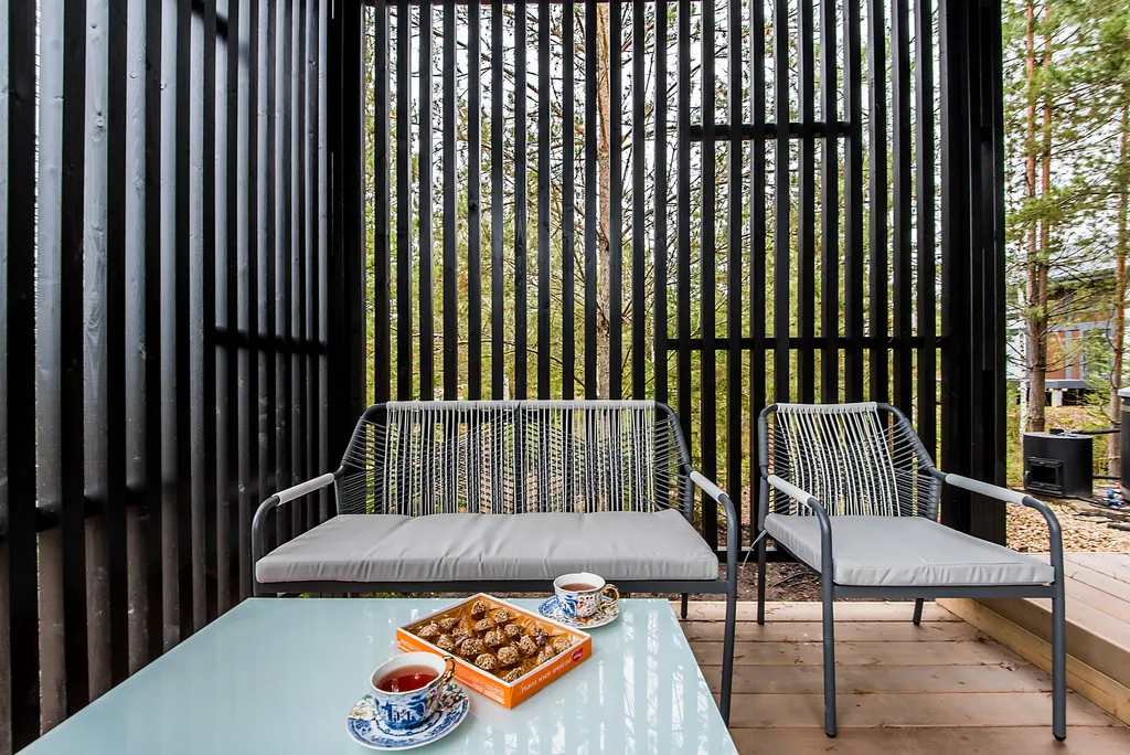 Уютный дом в окружении  леса