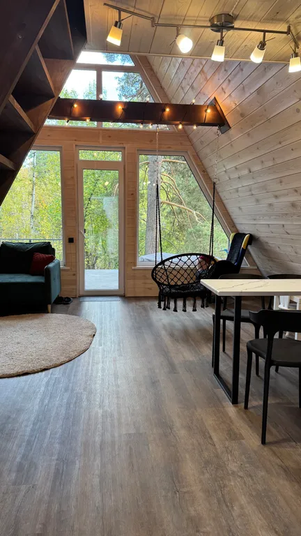 Дом на обрыве с чаном в терассе