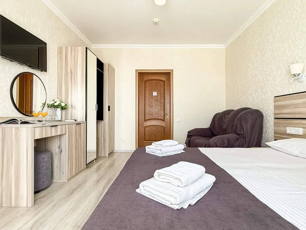 Трёхместный номер с балконом, завтрак, подогрев бассейн, 10 минут море