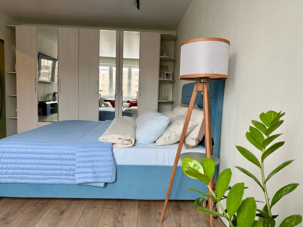 Розовая лошадка у себя дома