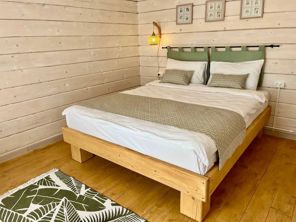 Просторный новый дом на берегу озера у родника