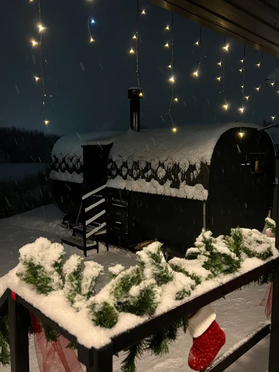 Теплый домик на берегу озера с баней и чаном