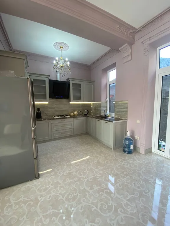 Большой и красивый дом на берегу моря