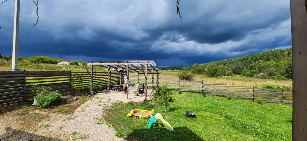 Коттедж на берегу реки с видом на сосновый лес