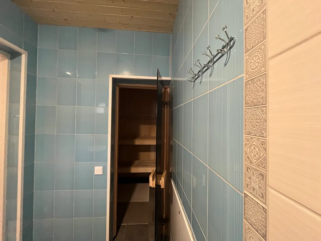 Коттедж 4+2 с сауной на берегу медного озера