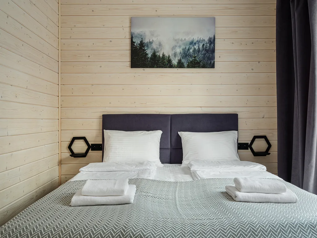 Семейный коттедж с баней и чаном в Шишкин Плейс в хвойном лесу