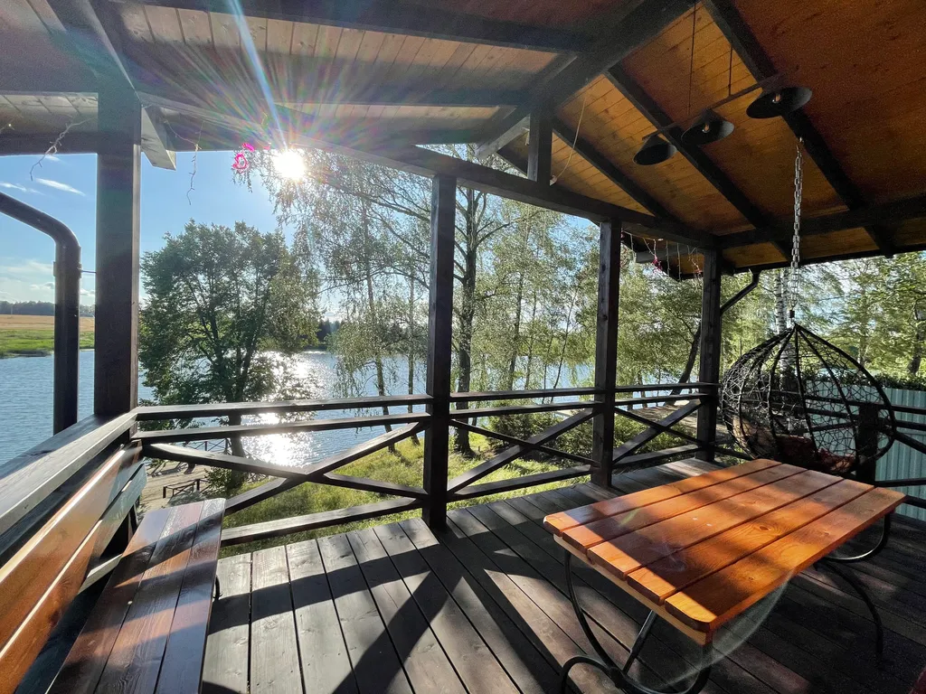 Дом на берегу озера