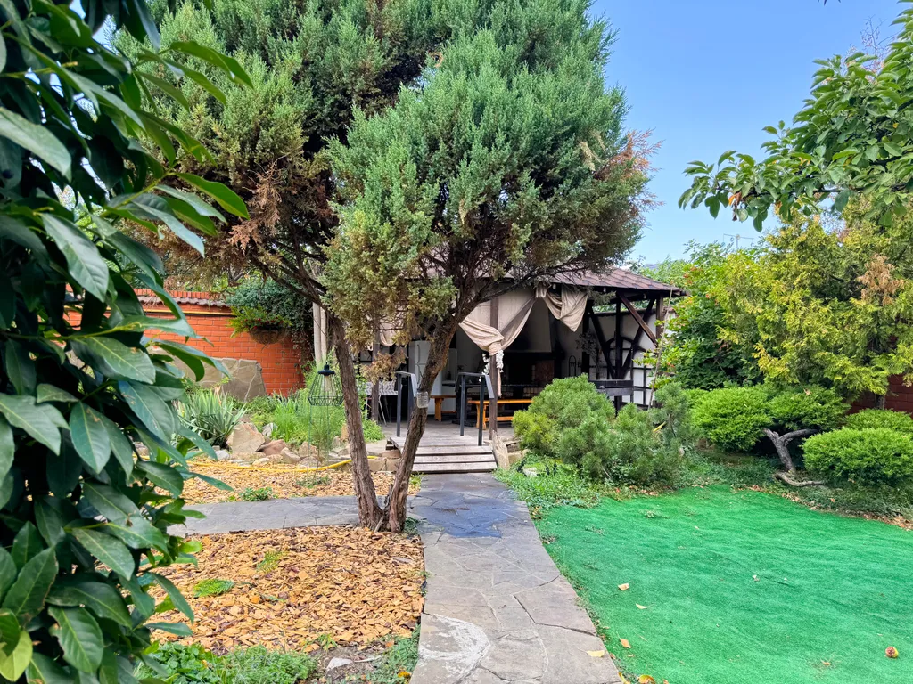 Дом с бассейном у парка Галицкого