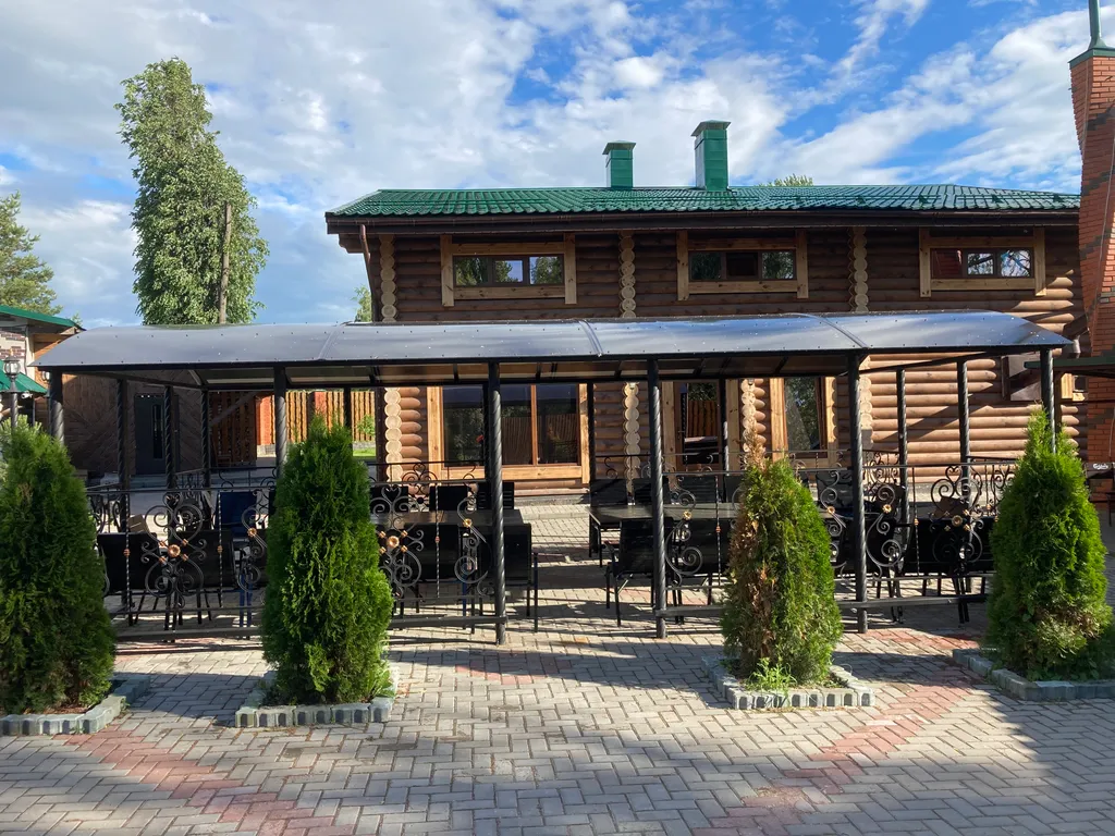 Дом с бассейном