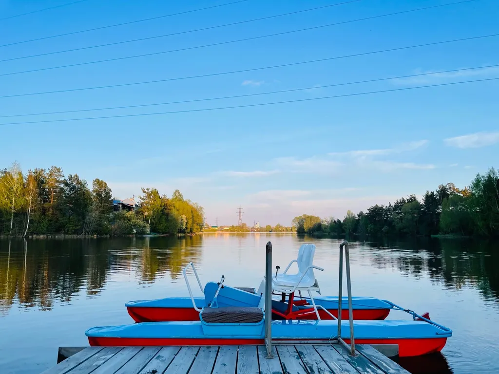Номер с панорамными окнами и видом на озеро