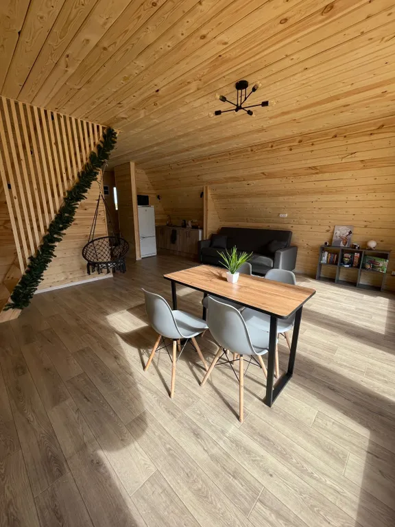 Уютный дом у ручья