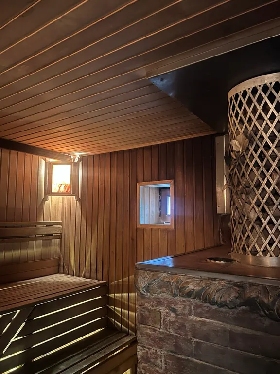 Уютный домик с баней, камином и террасой возле пруда