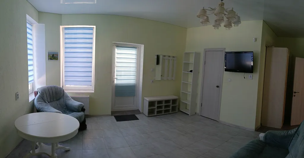 Уютная комната с отдельной кухней в коттедже