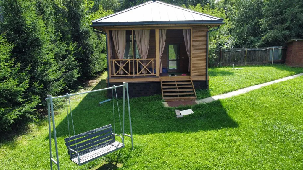 Уютный дом в лесу рядом с речкой