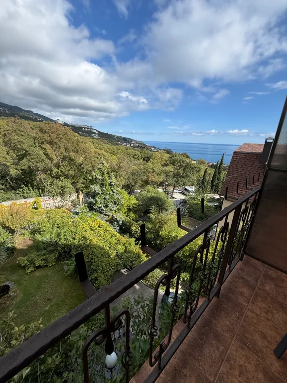 Солнце Ялты у моря с теплым бассейном