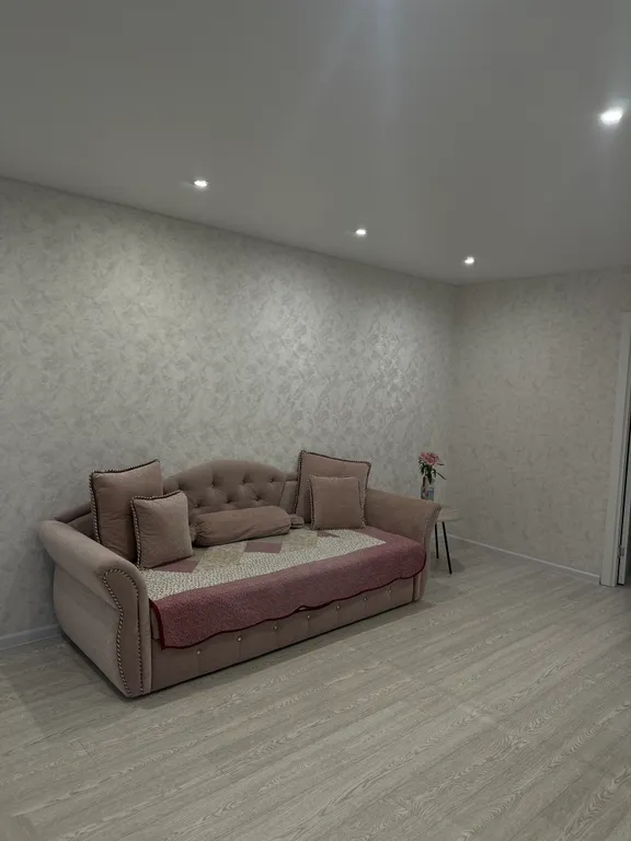 Двухкомнатная квартира с новым ремонтом, рядом с въездом в город