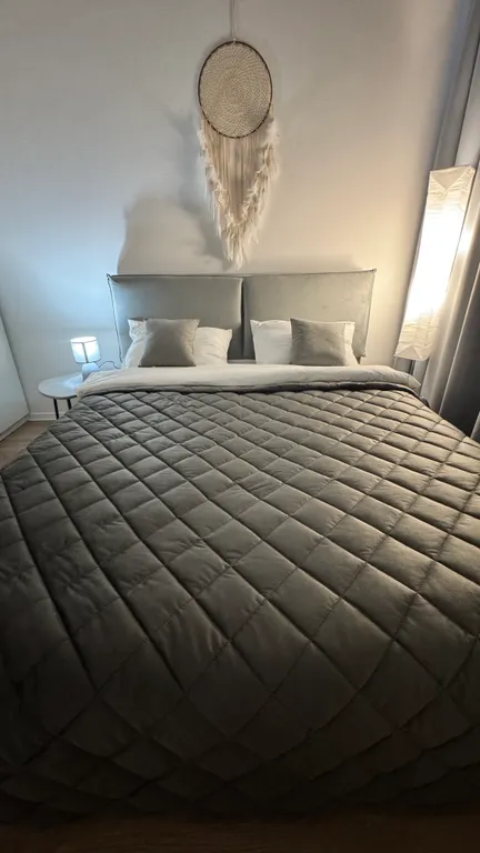 Евродвушка с высокими потолками и большими окнами, 2 кровати