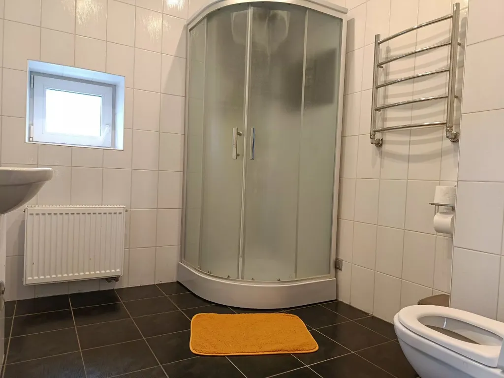 Коттедж с французскими окнами на участке с соснами и берёзами