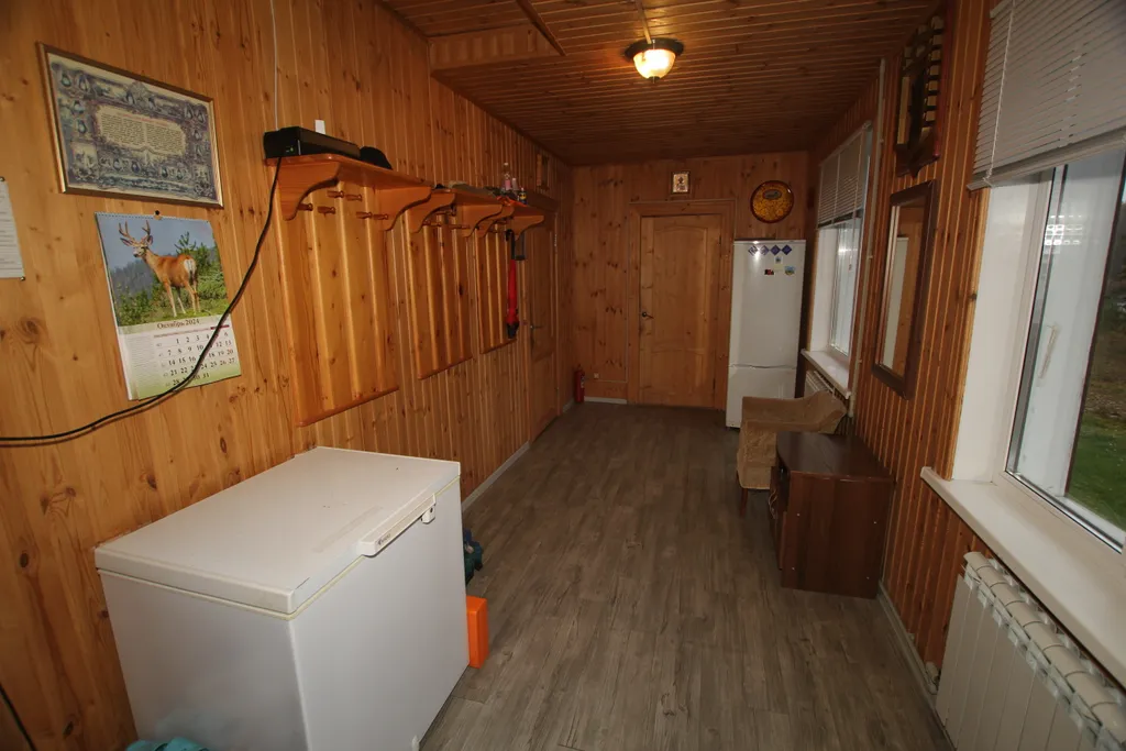 Шикарный дом находится на берегу озера, окруженный хвойным лесом