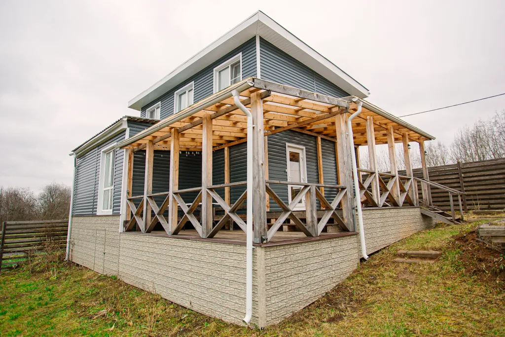 Дом на берегу реки