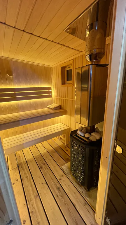 Панорамный дом с баней на дровах и чаном в окружении ёлок