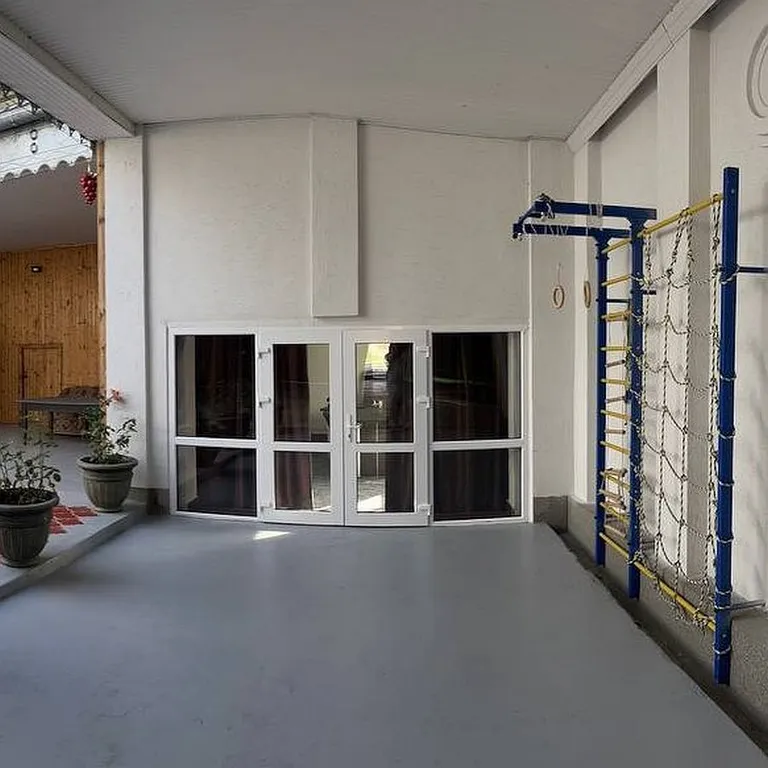 Уютный дом возле термального источника по дороге на курорт Мамисон