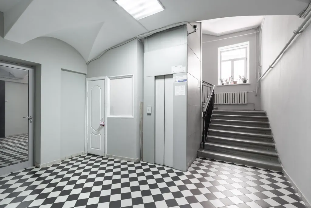 Потрясающая Mанcаpдa c тpемя бaлконaми и видом нa Фoнтанку