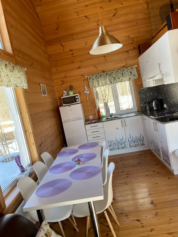 Уютный дом на берегу реки у водопада