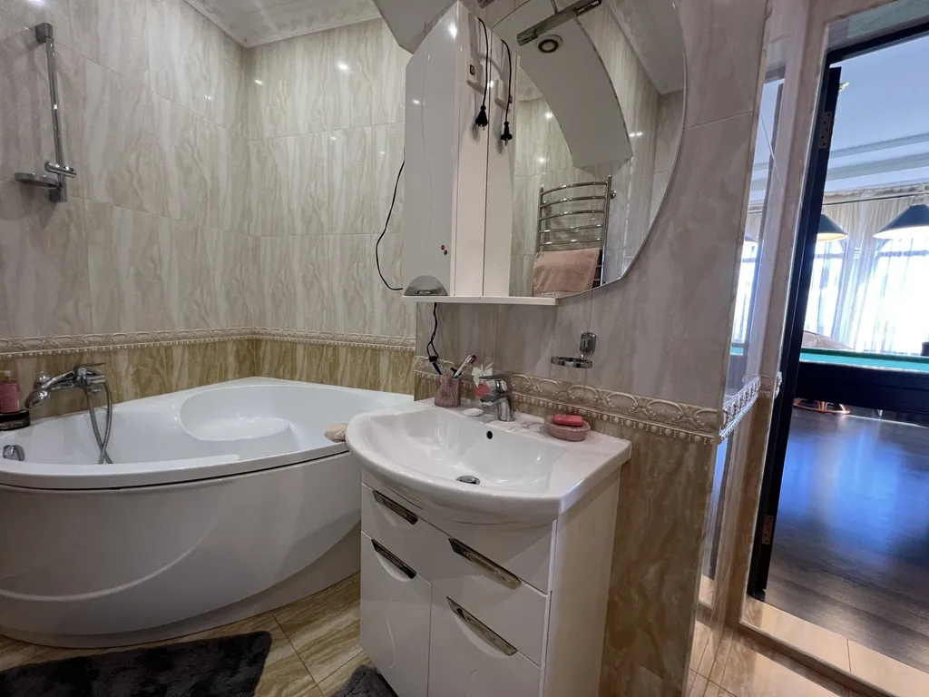 Дом в 5 минутах от набережной Ялты с бассейном и сауной