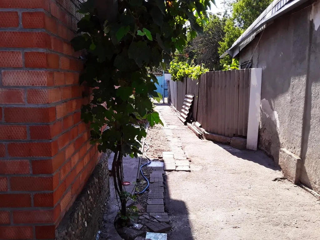 Домик возле моря