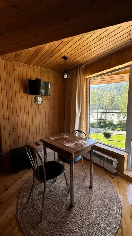 Современные студии на берегу реки